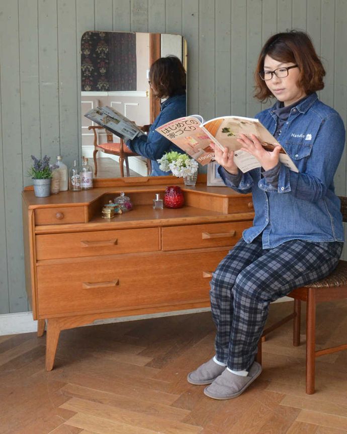 G-PLAN(Gプラン) アンティーク家具 北欧スタイルのヴィンテージ家具、引き出しがたっぷり付いたG-PLANドレッサー (ドレッシングチェスト)。自分だけの時間がカッコよく過ごせるカッコよさたっぷり収納できるチェストの上にミラーが乗っている感じのこのスタイルにしてはめずらしいデザインなので、カッコよさだけじゃなく実用的に使える実力派。(q-1457-f)