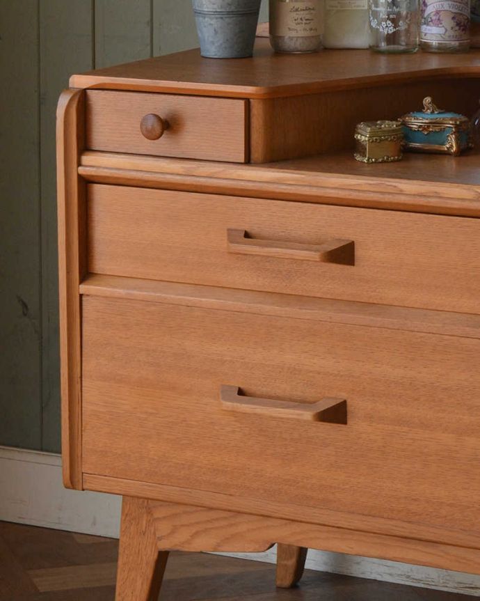 G-PLAN(Gプラン) アンティーク家具 北欧スタイルのヴィンテージ家具、引き出しがたっぷり付いたG-PLANドレッサー (ドレッシングチェスト)。ヴィンテージ家具らしいカッコよさやっぱり一番の魅力は、この時代に作られた独特の雰囲気。(q-1457-f)