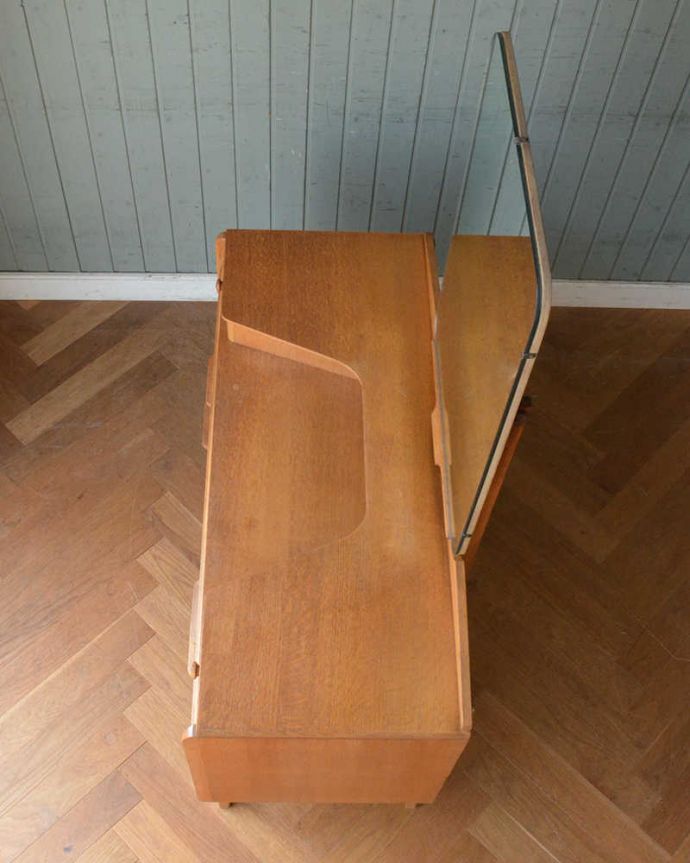 G-PLAN(Gプラン) アンティーク家具 北欧スタイルのヴィンテージ家具、引き出しがたっぷり付いたG-PLANドレッサー (ドレッシングチェスト)。デスクとしても使える広々天板広々とした天板の上はデスクとしても使えるように塗装もキレイに修復しました。(q-1457-f)