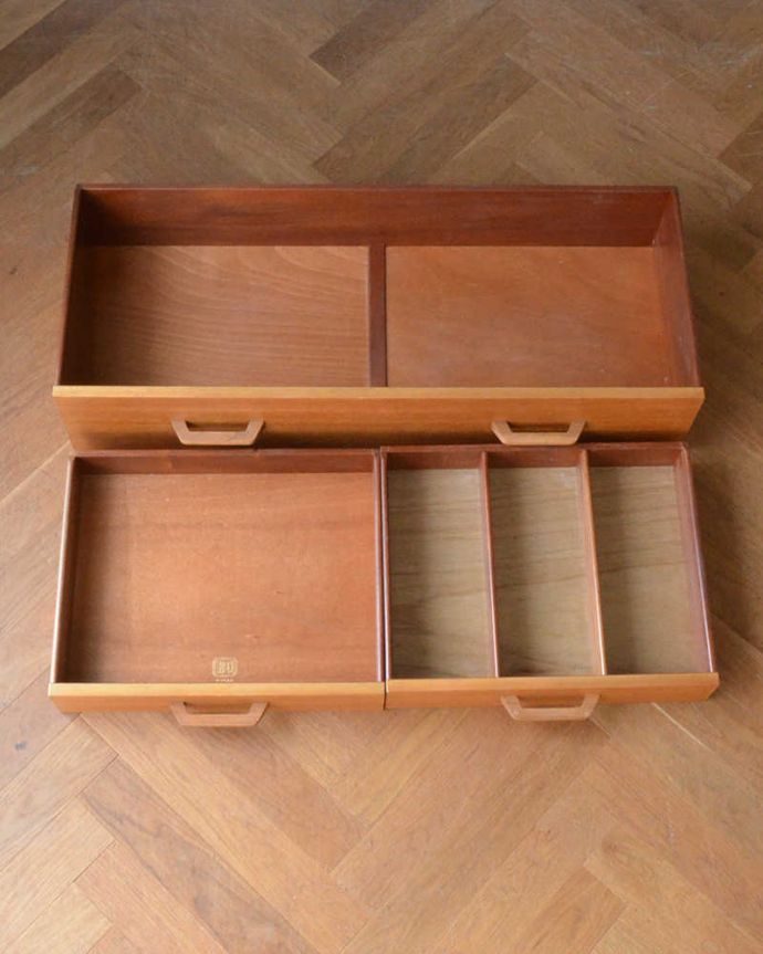 G-PLAN(Gプラン) アンティーク家具 北欧スタイルのヴィンテージ家具、引き出しがたっぷり付いたG-PLANドレッサー (ドレッシングチェスト)。引き出しの中もキレイに修復しました細々としたものを安心して収納していただけるよう引き出しの中もキレイにお直ししてあります。(q-1457-f)