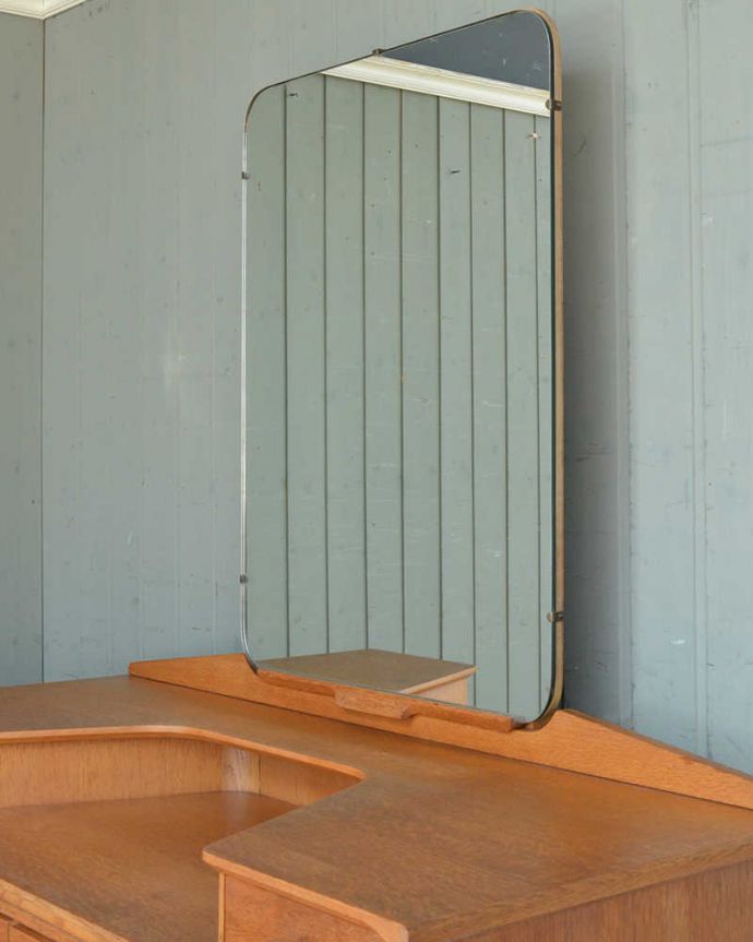 G-PLAN(Gプラン) アンティーク家具 北欧スタイルのヴィンテージ家具、引き出しがたっぷり付いたG-PLANドレッサー (ドレッシングチェスト)。お部屋を広く見せてくれる大きなミラー大きなミラーは身だしなみを整えるのはもちろん、お部屋を広く見せてくれる効果もあります。(q-1457-f)