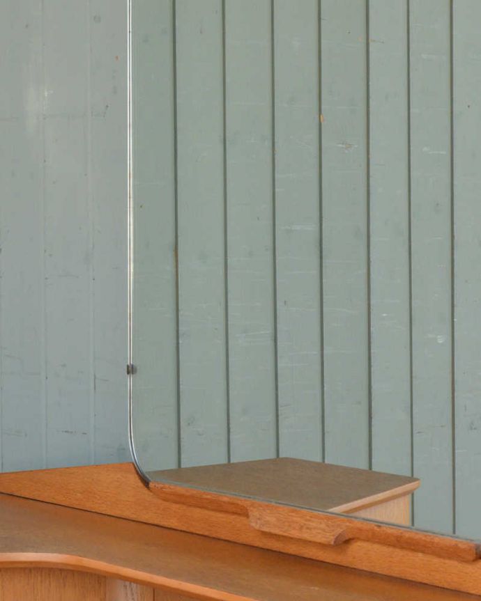 G-PLAN(Gプラン) アンティーク家具 北欧スタイルのヴィンテージ家具、引き出しがたっぷり付いたG-PLANドレッサー (ドレッシングチェスト)。近くで見ると・・・鏡がキレイな状態のものを選んできました。(q-1457-f)