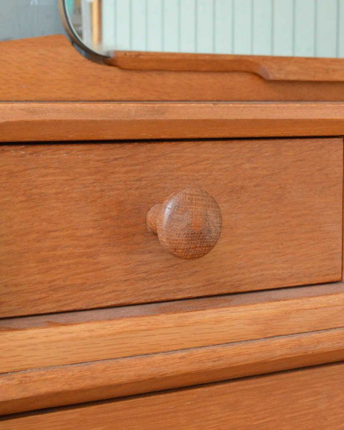 G-PLAN(Gプラン) アンティーク家具 北欧スタイルのヴィンテージ家具、引き出しがたっぷり付いたG-PLANドレッサー (ドレッシングチェスト)。取っ手もデザインの一部デザインの一部になっているカッコいい取っ手。(q-1457-f)