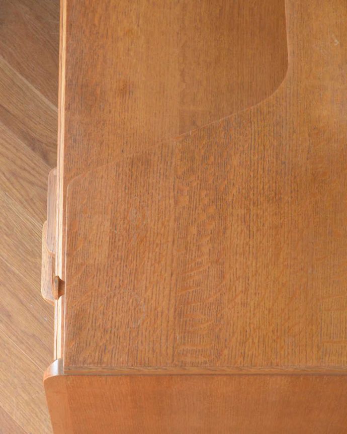 G-PLAN(Gプラン) アンティーク家具 北欧スタイルのヴィンテージ家具、引き出しがたっぷり付いたG-PLANドレッサー (ドレッシングチェスト)。天板の塗装もキレイに仕上げましたヴィンテージの家具は新品ではないのでキズや汚れはありますが、デスクとしても使えるように天板もしっかりキレイに修復しました。(q-1457-f)