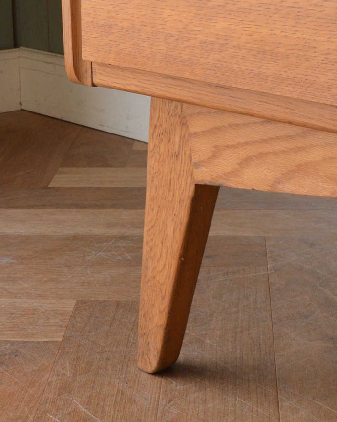 G-PLAN(Gプラン) アンティーク家具 北欧スタイルのヴィンテージ家具、引き出しがたっぷり付いたG-PLANドレッサー (ドレッシングチェスト)。 女性1人でラクラク運べちゃう仕掛けHandleのアンティークは、脚の裏にフェルトキーパーをお付けしています。(q-1457-f)