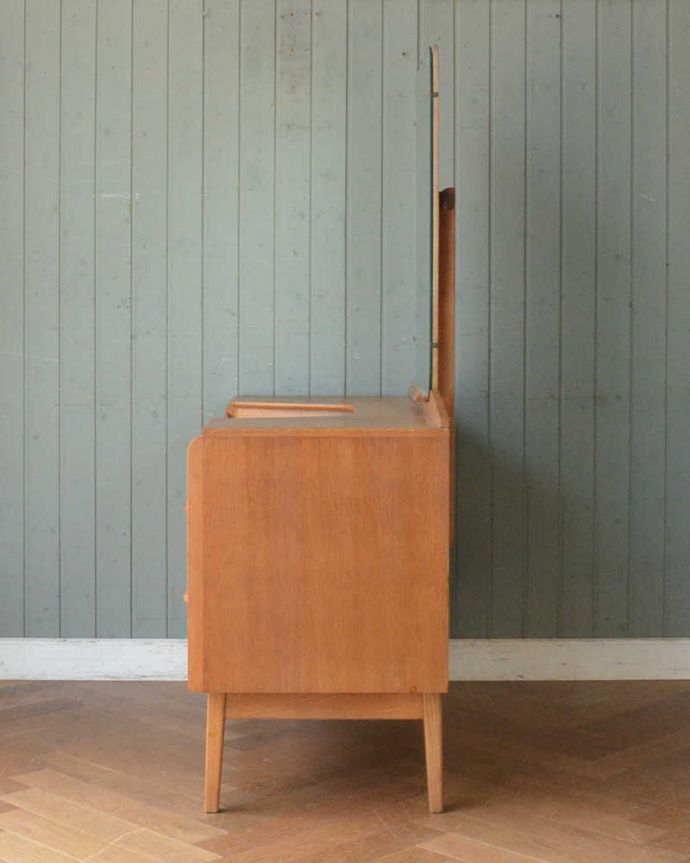 G-PLAN(Gプラン) アンティーク家具 北欧スタイルのヴィンテージ家具、引き出しがたっぷり付いたG-PLANドレッサー (ドレッシングチェスト)。横から見てもカッコいい北欧スタイルの家具は横から見てもクール。(q-1457-f)