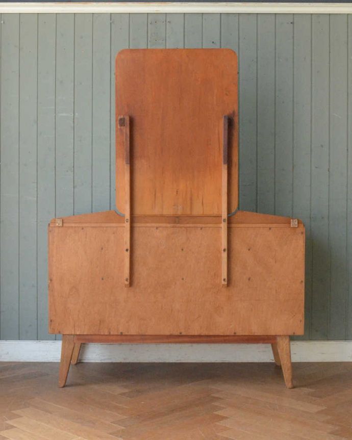 G-PLAN(Gプラン) アンティーク家具 北欧スタイルのヴィンテージ家具、引き出しがたっぷり付いたG-PLANドレッサー (ドレッシングチェスト)。後ろ姿もキレイです。(q-1457-f)