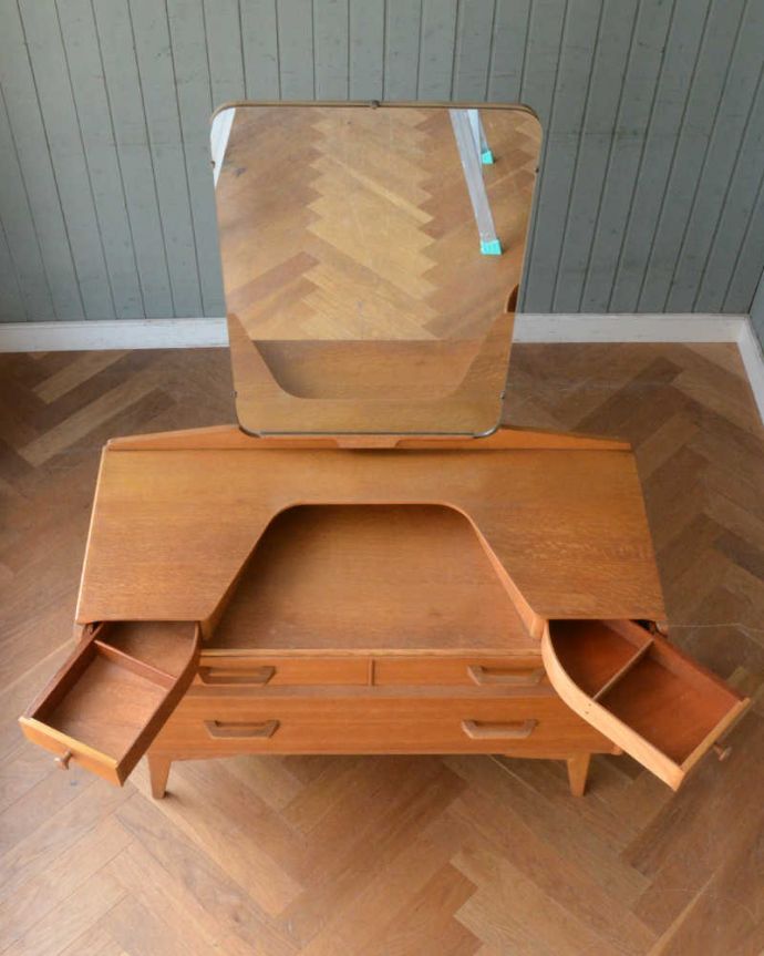 G-PLAN(Gプラン) アンティーク家具 北欧スタイルのヴィンテージ家具、引き出しがたっぷり付いたG-PLANドレッサー (ドレッシングチェスト)。ちょっと変わった開き方がかわいい一段目の引き出しは取り外しできません。(q-1457-f)