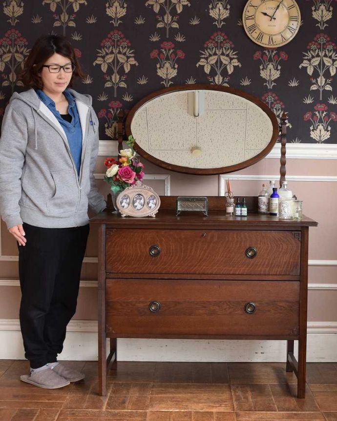 英国アンティークのドレッサー