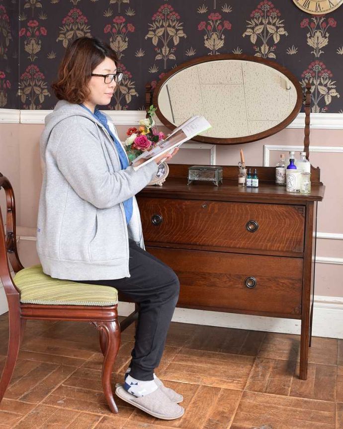 便利に使えるアンティークのドレッサー