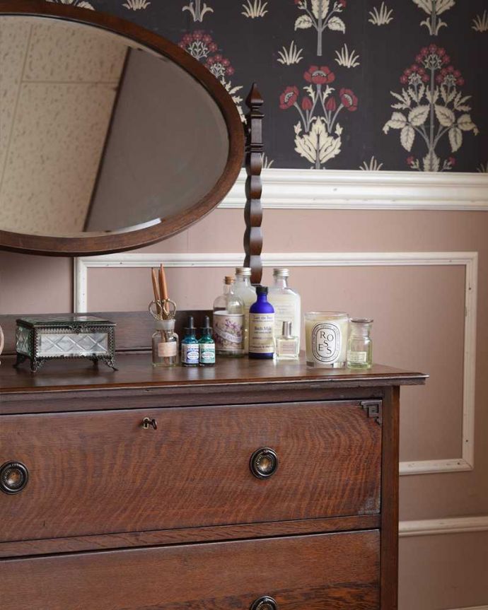 ドレッサーの美しい杢目