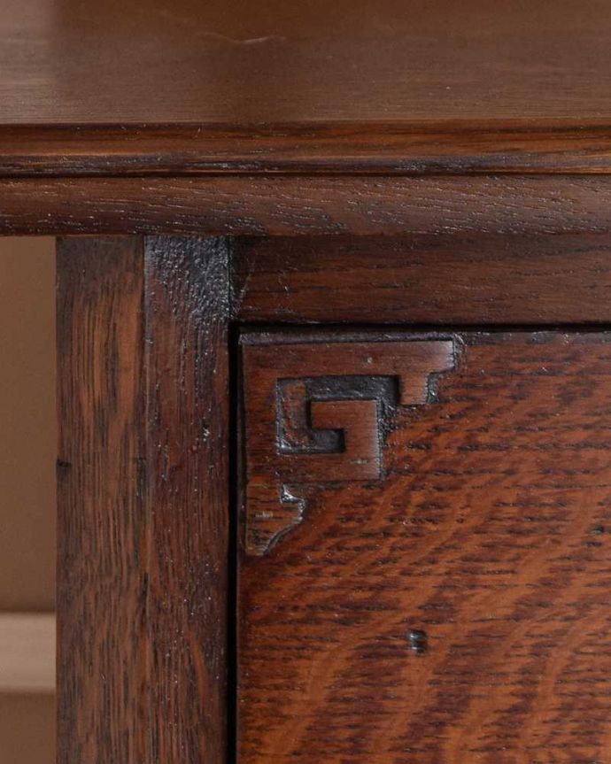 アンティーク家具らしい装飾