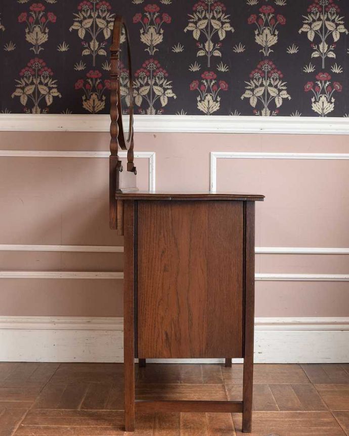 ドレッサーの側面