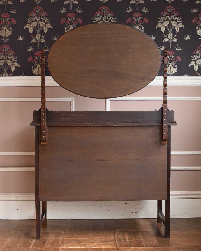 ドレッサーの後ろ姿