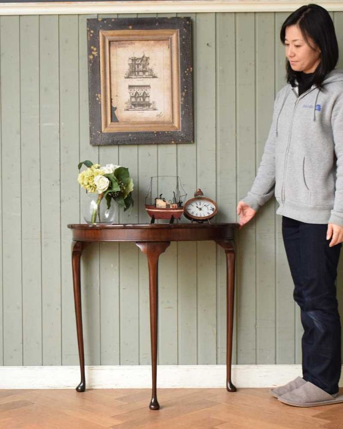 アンティークのテーブル　アンティーク家具　イギリスから届いたアンティーク家具、マホガニー材のハーフムーンコンソールテーブル。壁にピタッと付けるだけで出来るおしゃれコーナーハーフムーン型のコンソールテーブルは見せる場所を作ってくれる最強のアンティーク家具。(q-1459-f)