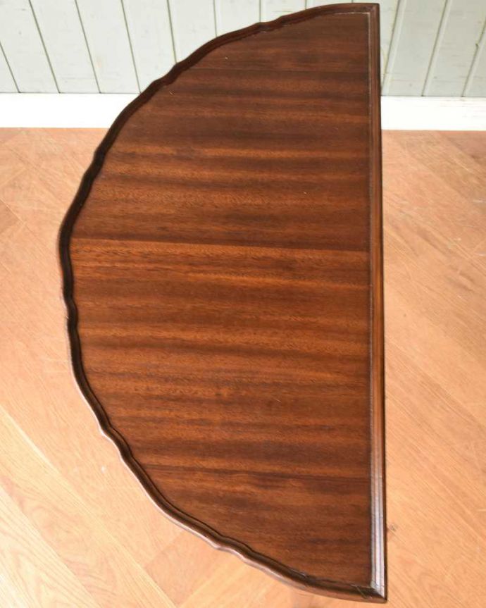 アンティークのテーブル　アンティーク家具　イギリスから届いたアンティーク家具、マホガニー材のハーフムーンコンソールテーブル。上から見ると半分のお月様が見えますハーフムーン（半月型）の天板には、何を置いても素敵に魅せてくれる力があります。(q-1459-f)