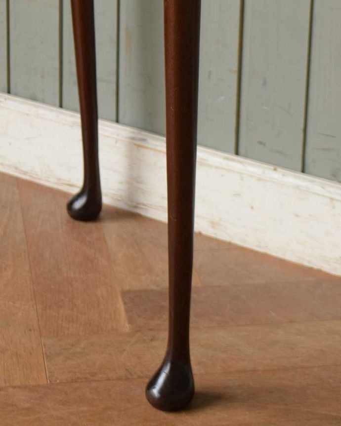 アンティークのテーブル　アンティーク家具　イギリスから届いたアンティーク家具、マホガニー材のハーフムーンコンソールテーブル。持ち上げなくても移動できます！Handleのアンティークは、脚の裏にフェルトキーパーをお付けしていますので、床を滑らせてれば女性1人でも移動が簡単です。(q-1459-f)