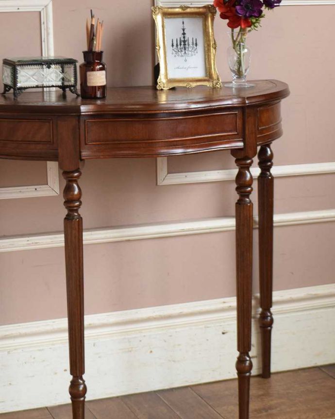 アンティークのテーブル　アンティーク家具　英国のアンティーク家具、脚の装飾が美しいマホガニー材のコンソールテーブル。美しいデザインが印象的実用性を求めない見せ場を作ってくれるコンソールは、何より見た目が重要。(q-1460-f)
