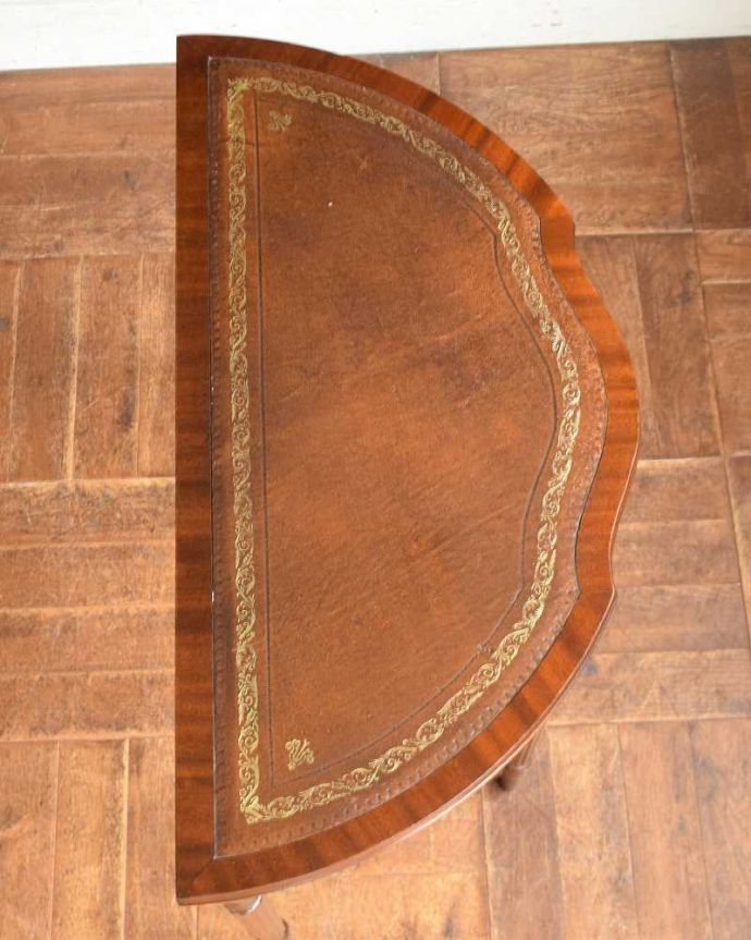 アンティークのテーブル　アンティーク家具　英国のアンティーク家具、脚の装飾が美しいマホガニー材のコンソールテーブル。上から見ると半分のお月様が見えますハーフムーン（半月型）の天板には、何を置いても素敵に魅せてくれる力があります。(q-1460-f)