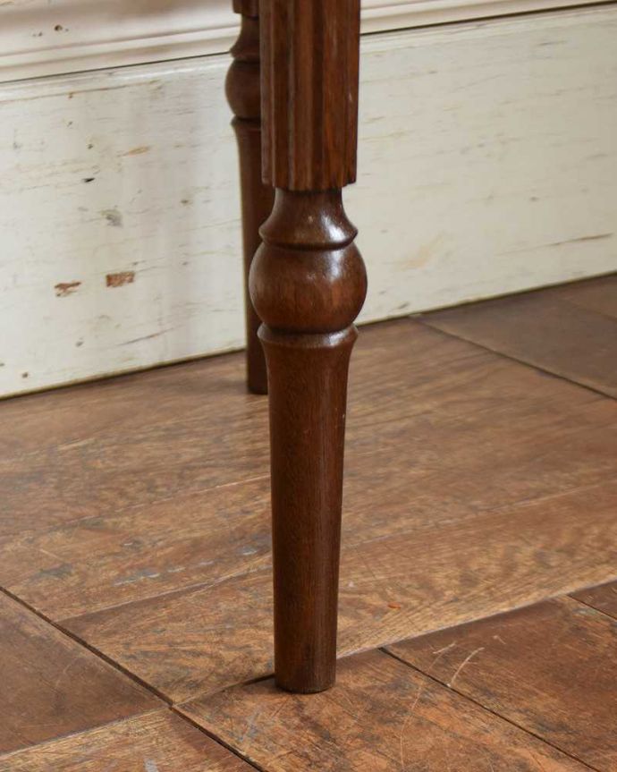 アンティークのテーブル　アンティーク家具　英国のアンティーク家具、脚の装飾が美しいマホガニー材のコンソールテーブル。持ち上げなくても移動できます！Handleのアンティークは、脚の裏にフェルトキーパーをお付けしていますので、床を滑らせてれば女性1人でも移動が簡単です。(q-1460-f)