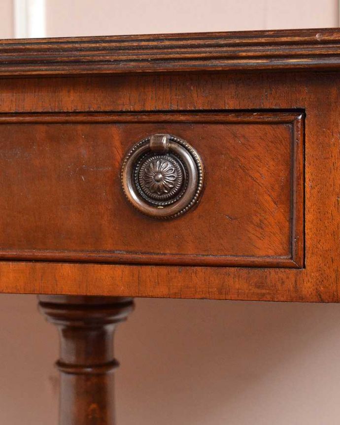 アンティークのテーブル　アンティーク家具　リビングルームのアンティーク家具、バタフライサイドテーブル（コーヒーテーブル）。アンティークらしい取っ手アンティークらしいデザインの取っ手を、そっと引っ張って開けるたびに、宝箱を開けている気分です。(q-1461-f)