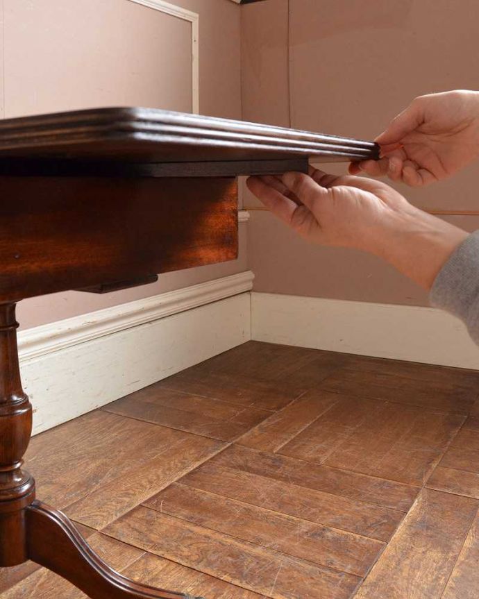 アンティークのテーブル　アンティーク家具　リビングルームのアンティーク家具、バタフライサイドテーブル（コーヒーテーブル）。あっという間にサイズ変更OK！天板を持ち上げてバーを出すだけで、簡単にサイズが変えれます。(q-1461-f)