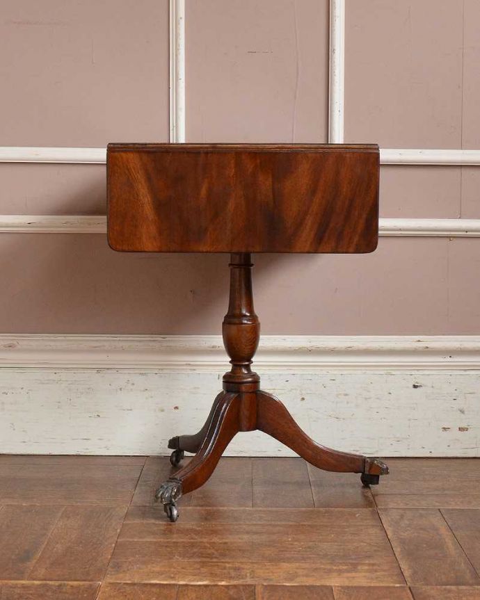 アンティークのテーブル　アンティーク家具　リビングルームのアンティーク家具、バタフライサイドテーブル（コーヒーテーブル）。天板を畳むとこんな感じ閉じたときは、また違った表情を見せて楽しませてくれます。(q-1461-f)