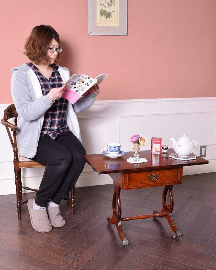 アンティークのテーブル　アンティーク家具　英国輸入のアンティーク家具、バタフライテーブル（伸張式のコーヒーテーブル） 。蝶の羽がモチーフになった美しいテーブルまるで蝶々が羽を広げるように折りたたみが出来るところから名前が付けられた「バタフライ（蝶々）テーブル」。(q-1462-f)