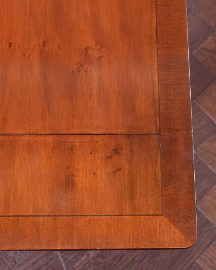 アンティークのテーブル　アンティーク家具　英国輸入のアンティーク家具、バタフライテーブル（伸張式のコーヒーテーブル） 。天板を近くから見ると･･･Handlleでは修復の際、古い塗装を剥離して再塗装を施していますので、天板もキレイに仕上がっています。(q-1462-f)