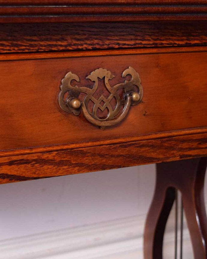 アンティークのテーブル　アンティーク家具　英国輸入のアンティーク家具、バタフライテーブル（伸張式のコーヒーテーブル） 。アンティークらしい取っ手アンティークらしいデザインの取っ手を、そっと引っ張って開けるたびに、宝箱を開けている気分です。(q-1462-f)