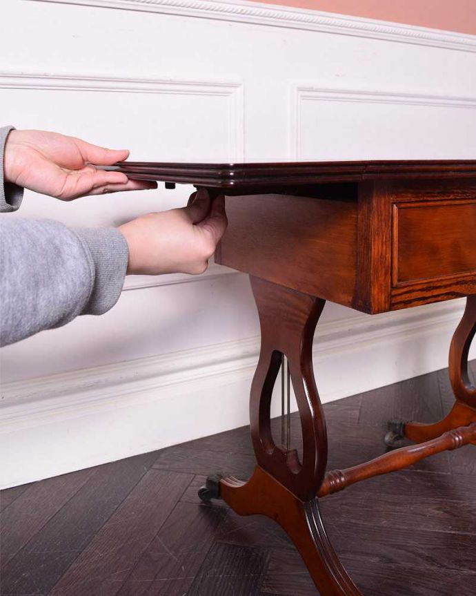 アンティークのテーブル　アンティーク家具　英国輸入のアンティーク家具、バタフライテーブル（伸張式のコーヒーテーブル） 。あっという間にサイズ変更OK！天板を持ち上げてバーを出すだけで、簡単にサイズが変えれます。(q-1462-f)