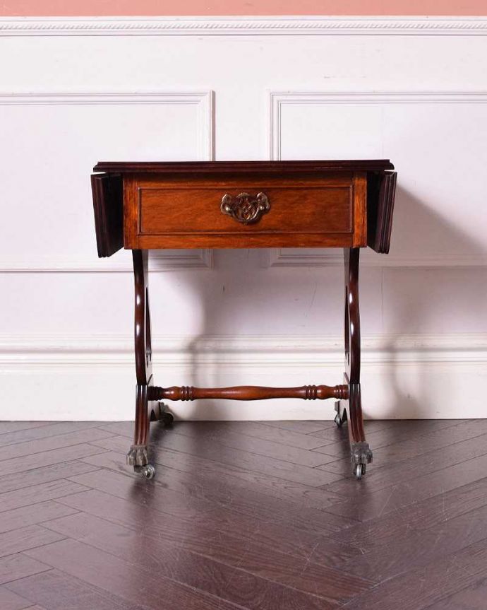 アンティークのテーブル　アンティーク家具　英国輸入のアンティーク家具、バタフライテーブル（伸張式のコーヒーテーブル） 。リーフを畳むと･･･天板の両側のリーフを畳むとコンパクト。(q-1462-f)