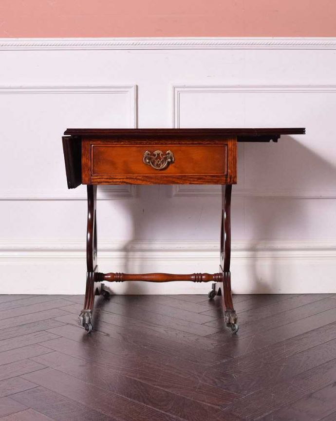 アンティークのテーブル　アンティーク家具　英国輸入のアンティーク家具、バタフライテーブル（伸張式のコーヒーテーブル） 。片方だけ開いても使えます3WAYで使えるから、片側だけ開いた状態でもOK。(q-1462-f)