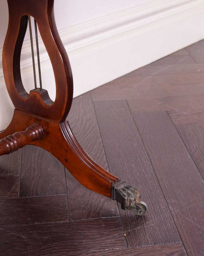 アンティークのテーブル　アンティーク家具　英国輸入のアンティーク家具、バタフライテーブル（伸張式のコーヒーテーブル） 。女性1人でラクラク運べちゃうんですキャスター付きの脚。(q-1462-f)