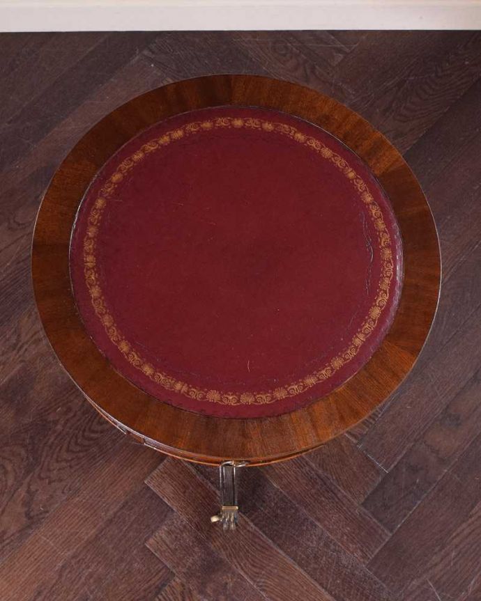 アンティークのテーブル アンティーク家具 英国輸入のアンティークの家具、引き出し付きのドラムテーブル(マホガニー材)。上から見た天板の表情も美しい…天板を上から見ると、こんな感じです。(q-1463-f)