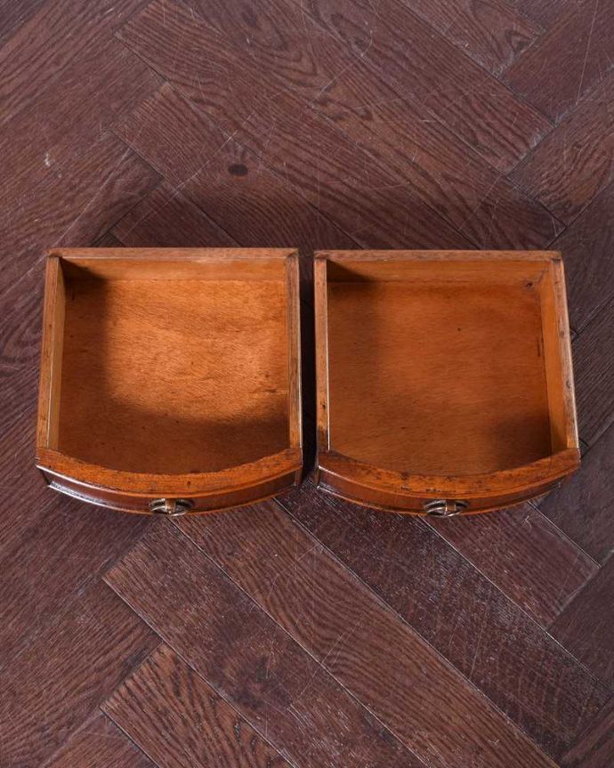 アンティークのテーブル アンティーク家具 英国輸入のアンティークの家具、引き出し付きのドラムテーブル(マホガニー材)。引き出しの中もキレイですテーブルに付いた引き出しの中も、もちろん職人がしっかり修復しました。(q-1463-f)