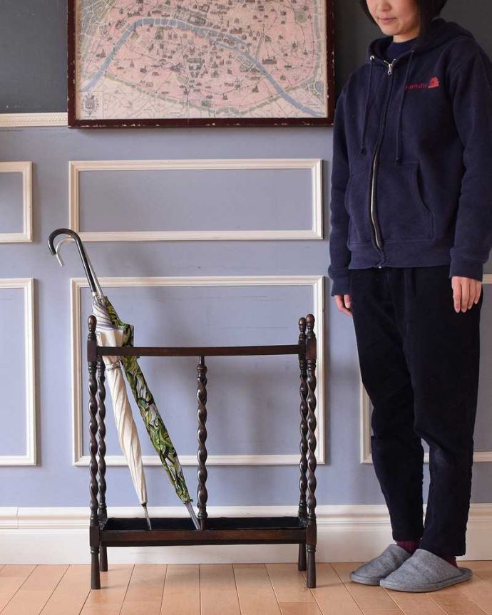 アンティークの玄関収納 アンティーク家具 英国輸入のステッキスタンド(傘立て)、ツイストがキレイなアンティークアンブレラスタンド。英国紳士の身だしなみのために作られた家具もともとはステッキを立てて置くためのスタンド。(q-1464-f)