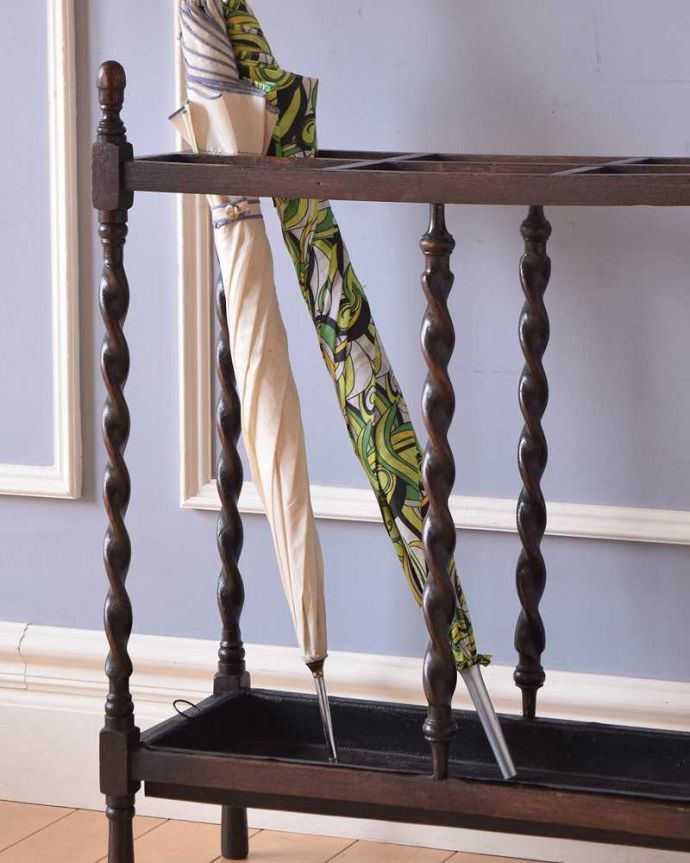 アンティークの玄関収納 アンティーク家具 英国輸入のステッキスタンド(傘立て)、ツイストがキレイなアンティークアンブレラスタンド。玄関を華やかにしてくれる英国デザイン海を渡って来てくれたおかげで、日本ではとても素敵な傘立てとして使えます。(q-1464-f)