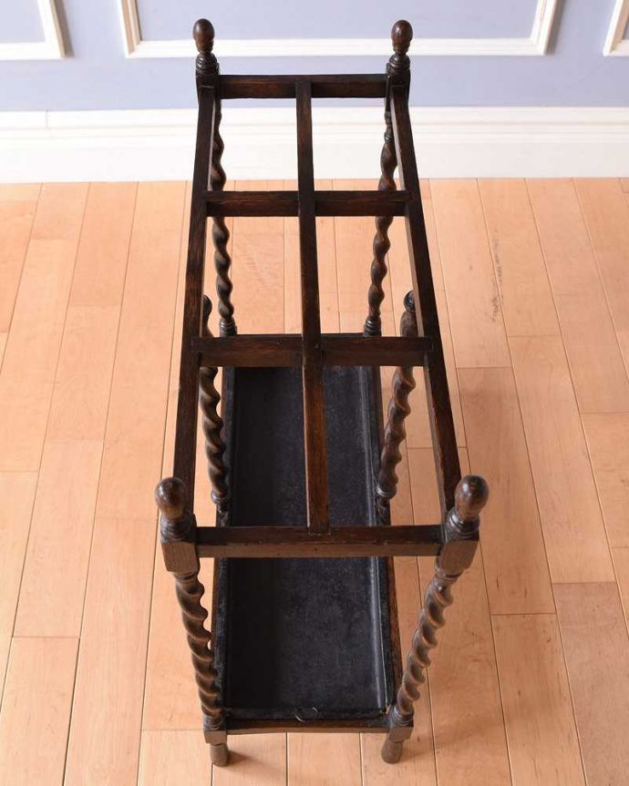 アンティークの玄関収納 アンティーク家具 英国輸入のステッキスタンド(傘立て)、ツイストがキレイなアンティークアンブレラスタンド。上から見るとこんな感じもともとステッキを立てていただけあって、傘を立てて収納しやすいデザインになっているんです。(q-1464-f)