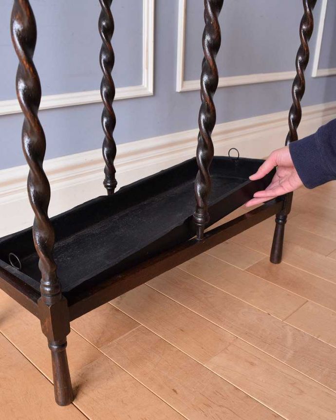 アンティークの玄関収納 アンティーク家具 英国輸入のステッキスタンド(傘立て)、ツイストがキレイなアンティークアンブレラスタンド。安心して使えるポイント濡れたままの傘を入れて大丈夫なように雨受けが付いています。(q-1464-f)