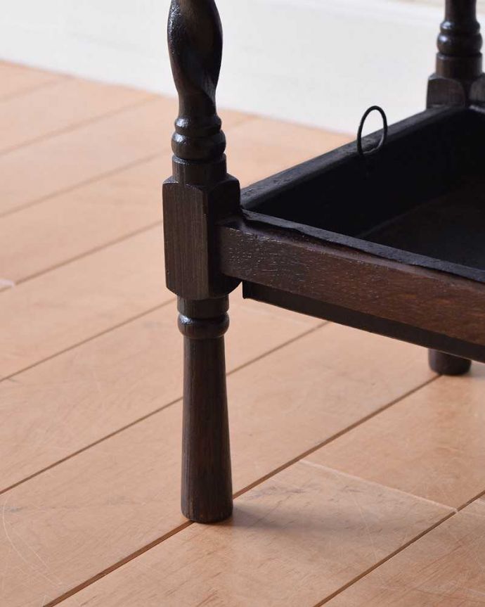 アンティークの玄関収納 アンティーク家具 英国輸入のステッキスタンド(傘立て)、ツイストがキレイなアンティークアンブレラスタンド。持ち上げなくても移動できます!Handleのアンティークは、脚の裏にフェルトキーパーをお付けしていますので、持ち上げなくても床を滑らせて移動させることが出来ます。(q-1464-f)