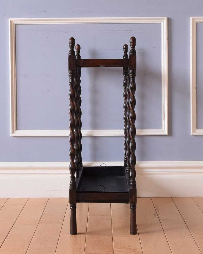 アンティークの玄関収納 アンティーク家具 英国輸入のステッキスタンド(傘立て)、ツイストがキレイなアンティークアンブレラスタンド。横顔も美しく!こんな風に見えます専門の職人が、一度バラしてキレイに組み直しました。(q-1464-f)
