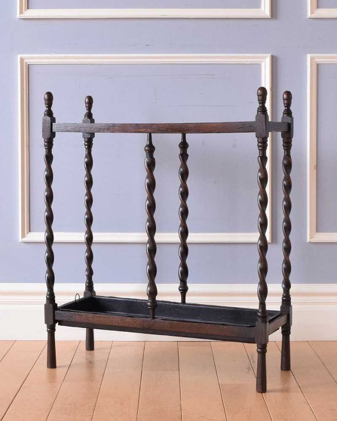 アンティークの玄関収納 アンティーク家具 英国輸入のステッキスタンド(傘立て)、ツイストがキレイなアンティークアンブレラスタンド。後ろ姿もキレイなんです。(q-1464-f)