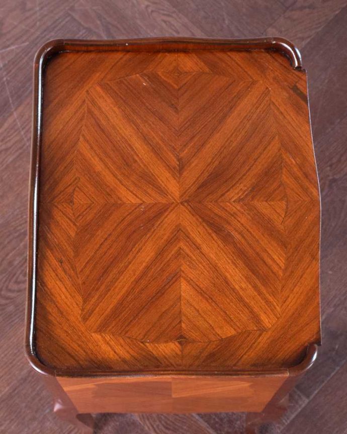 アンティークのキャビネット　アンティーク家具　ウォルナット材のアンティーク家具、イギリス輸入のベッドサイドチェスト。何を飾ろうかな…上から見ると、天板はこんな感じです。(q-1465-f)