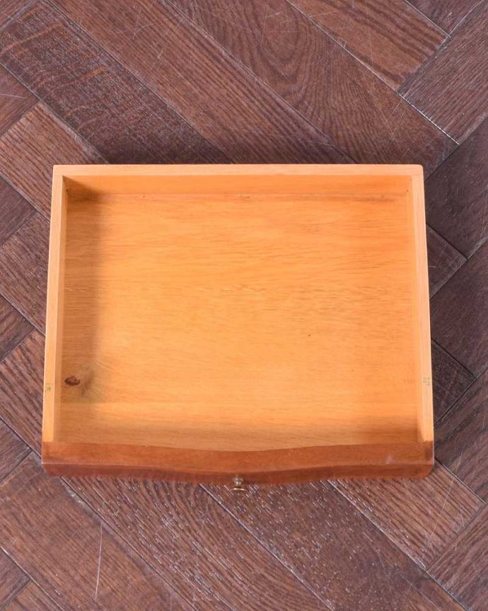 アンティークのキャビネット　アンティーク家具　ウォルナット材のアンティーク家具、イギリス輸入のベッドサイドチェスト。引き出しの中もキレイです。(q-1465-f)