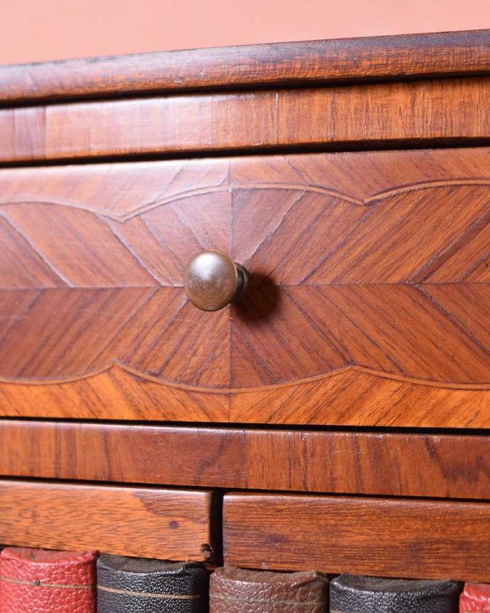 アンティークのキャビネット　アンティーク家具　ウォルナット材のアンティーク家具、イギリス輸入のベッドサイドチェスト。開ける度にワクワク･･･引き出しの取っ手を持って開ける度にまるで宝箱を開ける気分です。(q-1465-f)