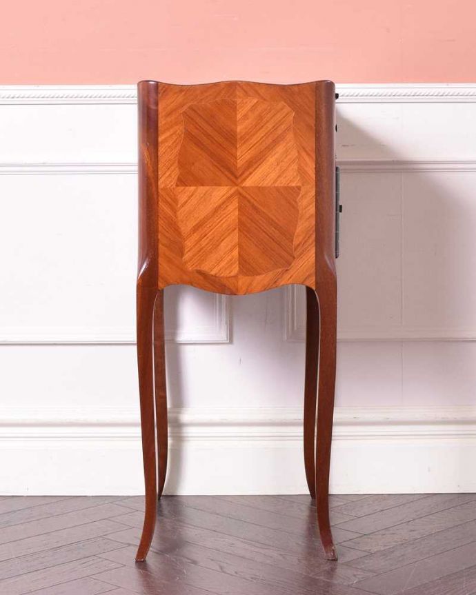 アンティークのキャビネット　アンティーク家具　ウォルナット材のアンティーク家具、イギリス輸入のベッドサイドチェスト。横顔だっても美しい正面だけじゃなく横から見ても美しい姿です。(q-1465-f)