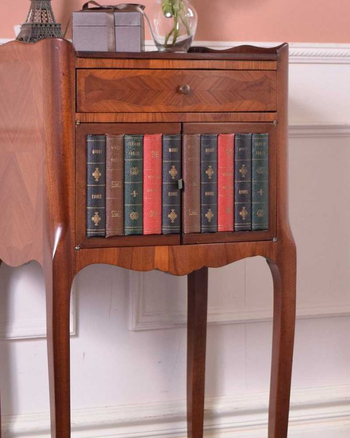 アンティークのキャビネット　アンティーク家具　ウォルナット材のアンティーク家具、イギリス輸入のベッドサイドチェスト。気品漂う木目の美しさしっとりとした大人の雰囲気を醸し出す小さなキャビネットは木目の美しさが自慢です。(q-1465-f)