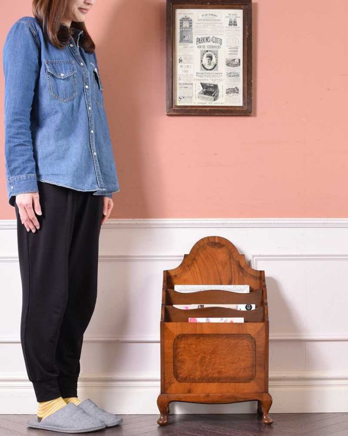 マガジンラック アンティーク家具 英国輸入のアンティーク収納家具、雑誌や新聞を入れるマガジンラック。使いやすさNo.1!みんなが使える便利なアンティークどこのお家でも使っているマガジンラックも、アンティークだとデザインが素敵だから散らかっている雑誌もオシャレに収納出来ちゃうんです。(q-1466-f)