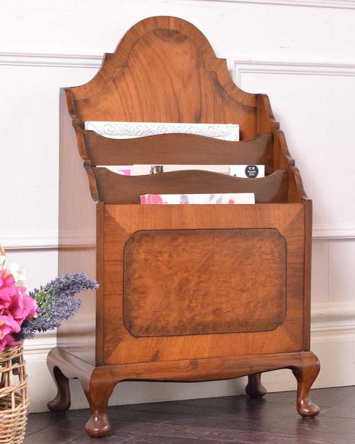 マガジンラック アンティーク家具 英国輸入のアンティーク収納家具、雑誌や新聞を入れるマガジンラック。ちょっと置いておきたい…をキレイに収納新聞や雑誌など、ついついテーブルの上に置いてしまって雑多に見えるものが、コレさえあればキレイに収納出来てお部屋もスッキリ見えるんです。(q-1466-f)